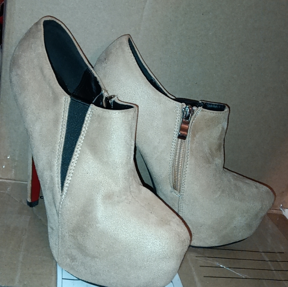 Hera Collection Beige Platform Heeled Boots